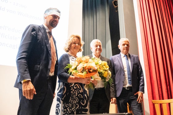 Verabschiedeten Bildungsdirektorin Edith Ploner (2.v.l.) in den Ruhestand: Landesrat Alfreider (von links), Alt-Landesrat Florian Mussner und der Inspektor für die ladinischen Schulen Albert Videsott. (Foto: LPA/Ladinische Bildungsdirektion)