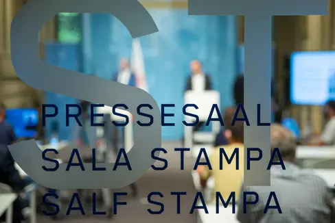 Come di consueto il martedì si riunisce la Giunta provinciale e al termine della seduta si svolge la conferenza stampa nell'apposita sala di Palazzo Widmann, in Piazza Magnago 1 a Bolzano (Foto: ASP/Fabio Brucculeri)