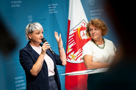 La direttrice del Dipartimento Coesione sociale, Famiglia e Volontariato, Michela Morandini (nella foto a sinistra) e l'assessora provinciale Rosmarie Pamer. (Foto: USP/Fabio Brucculeri)