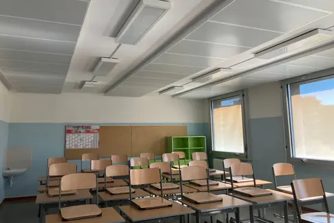 Schallabsorbierende abgehängte Decken in den Klassenräumen der Gasteiner-Schule in Bozen verringern den Schall verringern und verbessern die Hörwahrnehmung. (Foto: LPA)