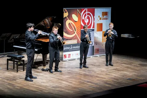 Concerto dei vincitori del premio prima la musica: Hannes Critelli, Leo Josef Pomella, Toni De Bastiani, Johann Von Wohlgemuth e l'insegnante Anton Ludwig Wilhalm, Scuola di Musica Oltradige. (Foto: Land Tirol/Kary Sophie)