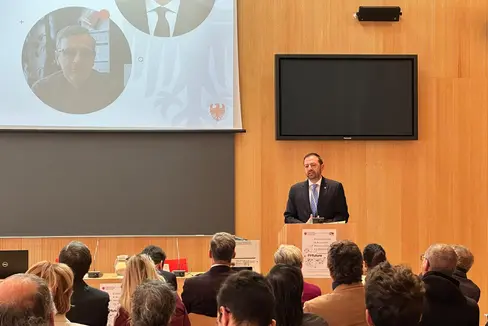 “La Formazione professionale può essere un punto di riferimento per la capacità di creare e mantenere rapporti con aziende, associazioni e professionisti. Lo ha sottolineato il vicepresidente Marco Galateo (nella foto) nel corso del convegno dedicato al futuro della Formazione professionale nel mondo scolastico. (Foto: USP)