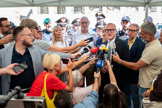 Il sindaco di Bolzano, Claudio Corrarati, ha sottolineato: “La città è scossa per quanto è accaduto ma è vicina alla Giustizia e ci stringiamo attorno alla presidente del Tribunale, al procuratore generale e a tutti i dipendenti. (Foto: USP/Fabio Brucculeri)