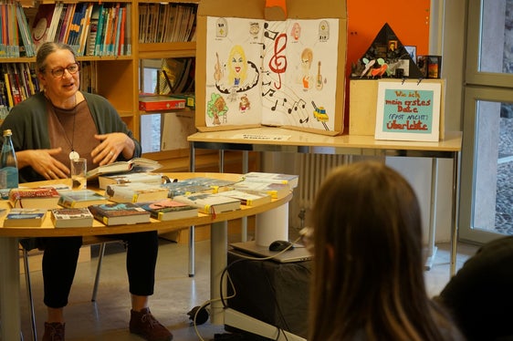 Die Schriftstellerin Antje Babendererde bei einer Lesung im Rahmen der Autorenbegegnungen im Frühjahr 2023 (Foto: LPA/Daniela Huebser)