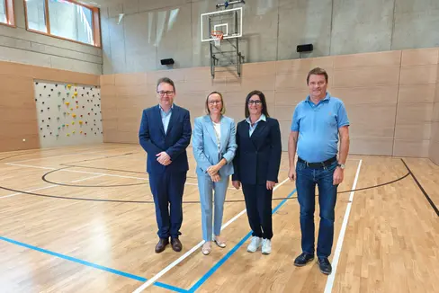 Der Direktor der Grundschule Steinegg (im Bild von links) Ivan Stuppner, Europa-Landesrätin Magdalena Amhof, Gemeindereferentin Maria Luise Lantschner und Gemeindesekretär Martin Oberhofer bei der Besichtigung der neuen Doppelturnhalle, die für den Schulbetrieb und die gesamte Gemeinschaft eine große Aufwertung darstellt. (Foto: LPA/Ursula Pirchstaller)
