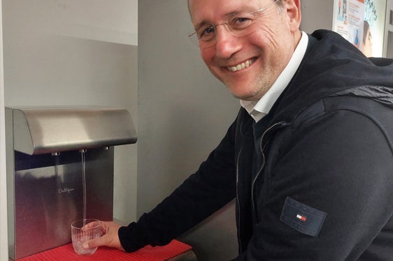 L'assessore Bessone mentre prova il nuovo erogatore automatico. L'acqua può essere naturale, frizzate e fredda (Foto: ASP/Igor Cocca)