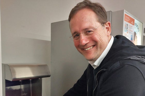 L'assessore Bessone mentre prova il nuovo erogatore automatico. L'acqua può essere naturale, frizzate e fredda (Foto: ASP/Igor Cocca)