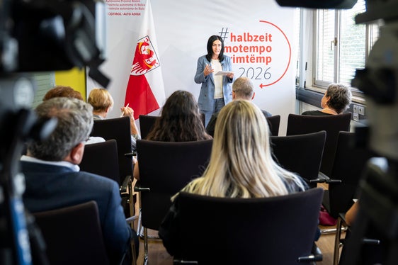 #halbzeit-Pressekonferenz von Landesrätin Ulli Mair im Ressort für Wohnbau, Sicherheit und Gewaltprävention im Landhaus 3a: Hier in diesem Saal fallen die im Rahmen meiner Zuständigkeiten zentralen Entscheidungen. Für mich steht dieser Ort für das konsequente Arbeiten, das mir vom ersten Tag der Legislatur an wichtig war, betonte Mair. (Foto: LPA/Fabio Brucculeri)