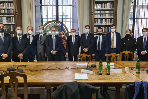 Die Gesellschaft Infrastrutture Milano Cortina 2020-2026 S.p.A. ist gegründet, im Bild die Mitglieder der Steuerungsgruppe nach Unterzeichnung des Gründungsvertrags (Foto: LPA/Davide Cordua)