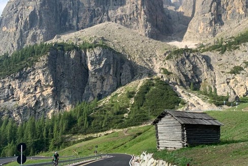 Ora c’è una pista aggiuntiva per i ciclisti che pedalano per il Passo Sella o per il Passo Gardena (Foto: ASP/Servizio strade)