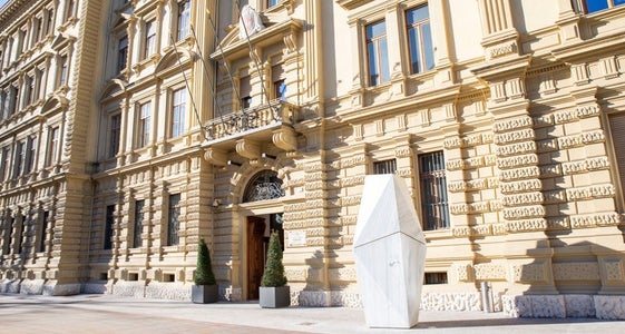Im Bild der Eingang zum Landhaus 1 in Bozen, wo die Landesregierung ihren Sitz hat. (Foto: LPA/Fabio Brucculeri)