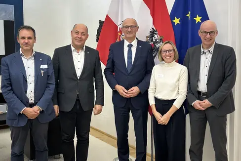 Incontro strategico ad Innsbruck sul mercato del lavoro con (da sinistra) i direttori Stefan Luther e Albrecht Matzneller, il presidente del Tirolo Anton Mattle, l'assessora Magdalena Amhof, e il direttore Günther Burger (Foto: USP)