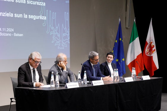 Das Podium der ersten Landessicherheitskonferenz (v.l.): Andreas Schatzer, Matteo Piantedosi, Arno Kompatscher und Ulli Mair. (Foto: LPA/Tiberio Sorvillo)