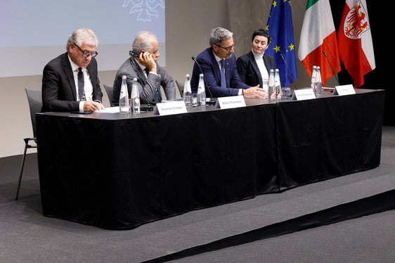 Das Podium der ersten Landessicherheitskonferenz (v.l.): Andreas Schatzer, Matteo Piantedosi, Arno Kompatscher und Ulli Mair. (Foto: LPA/Tiberio Sorvillo)