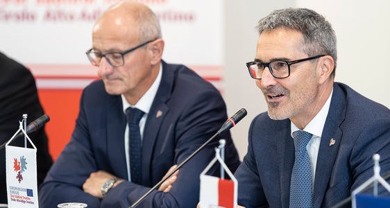 Il presidente dell'Euregio e della Provincia autonoma di Bolzano Arno Kompatscher (a destra nella foto con il capitano del Tirolo Anton Mattle): Con l'EuregioFamiliyPass vogliamo offrire un'agevolazione finanziaria ancora maggiore alle famiglie dell'Euregio. (Foto: USP/Tiberio Sorvillo)