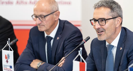 Euregio-Präsident und Südtirols Landeshauptmann Arno Kompatscher (r. im Bild mit LH Mattle): Mit dem EuregioFamiliyPass wollen wir die Familien weiter finanziell entlasten. (Foto: LPA/Tiberio Sorvillo)