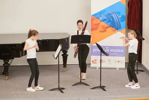 Das Ensemble Holzzauber mit Leni Leitner aus Villnöß (Flöte), Alina Psaier aus Villnöß (Flöte), Mara Pitschieler aus Wolkenstein (Fagott), Ensembleleitung: Ricarda Janissen; Musikschule Klausen/Seis und Musikschule Gröden (Foto: Land Tirol / Wolfgang Alberty)