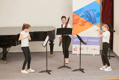 Das Ensemble Holzzauber mit Leni Leitner aus Villnöß (Flöte), Alina Psaier aus Villnöß (Flöte), Mara Pitschieler aus Wolkenstein (Fagott), Ensembleleitung: Ricarda Janissen; Musikschule Klausen/Seis und Musikschule Gröden (Foto: Land Tirol / Wolfgang Alberty)