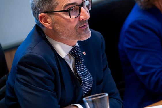 “Abbiamo un programma di governo articolato e lo stiamo attuando. Da quando ci siamo insediati, abbiamo approvato oltre 1.200 delibere e messo insieme un bilancio record”, sostiene soddisfatto il presidente Kompatscher. (Foto: USP/Fabio Brucculeri)