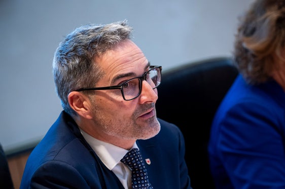 “Abbiamo un programma di governo articolato e lo stiamo attuando. Da quando ci siamo insediati, abbiamo approvato oltre 1.200 delibere e messo insieme un bilancio record”, sostiene soddisfatto il presidente Kompatscher. (Foto: USP/Fabio Brucculeri)