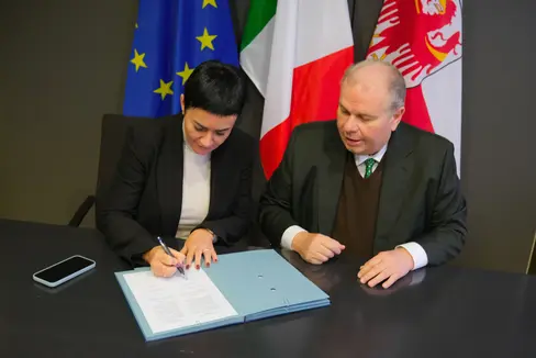 L'assessora provinciale alla Sicurezza e alla Prevenzione della violenza, Ulli Mair, e il questore di Bolzano, Paolo Sartori, firmano l'accordo di collaborazione (Foto: USP/Lukas Forer)