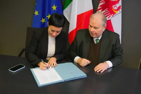 L'assessora provinciale alla Sicurezza e alla Prevenzione della violenza, Ulli Mair, e il questore di Bolzano, Paolo Sartori, firmano l'accordo di collaborazione (Foto: USP/Lukas Forer)