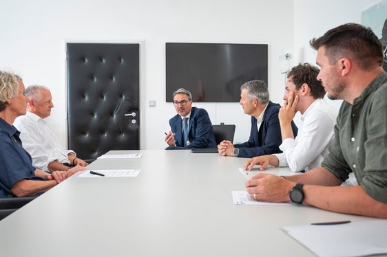 Der Vorstand der Kammer der Architekten im Gespräch im Palais Widmann (von links): Architektin Brigitte Kauntz, Architekt Wolfgang Thaler, Landeshauptmann Arno Kompatscher, Landesrat Peter Brunner, Architekt Philipp Steger und Architekt Daniel Ellecosta. (Foto: LPA/Fabio Brucculeri)