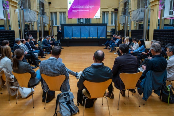 Verschiedene Interessensgruppen an einen Tisch bringen und gemeinsam weitere Schritte in der nachhaltigen Entwicklung diskutieren, ist ein Teil des Evaluierungsprozesses. (Foto: LPA/Fabio Brucculeri)