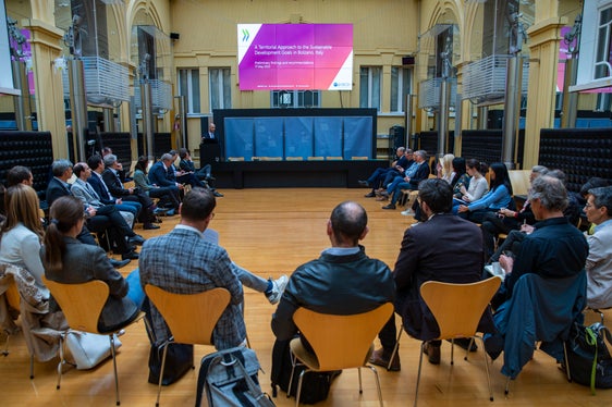 Verschiedene Interessensgruppen an einen Tisch bringen und gemeinsam weitere Schritte in der nachhaltigen Entwicklung diskutieren, ist ein Teil des Evaluierungsprozesses. (Foto: LPA/Fabio Brucculeri)