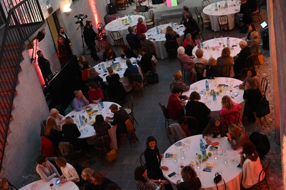 Zahlreiche Frauen (und auch manche Männer) feierten auf Schloss Maretsch das 30jährige Bestehen des Landesbeirates für Chancengleichheit. (Foto: LPA/Carmen Kollmann)