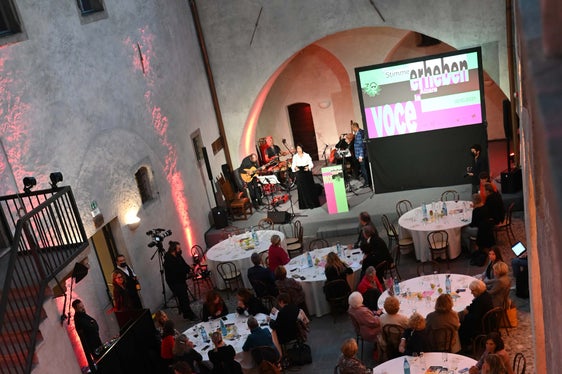 Zahlreiche Frauen (und auch manche Männer) feierten auf Schloss Maretsch das 30jährige Bestehen des Landesbeirates für Chancengleichheit. (Foto: LPA/Carmen Kollmann)