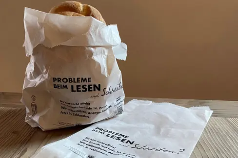 Probleme beim Lesen und Schreiben? Du bist nicht allein! Das betrifft fast jede zehnte Person. Wir unterstützen; anonym, kostenlos steht auf den Brotsäckchen, die ab dem Welttag der Muttersprache am 21. Februar in vielen Bäckereien im Vinschgau benutzt werden. (Foto: LPA/Amt für Weiterbildung/Astrid Crepaz)