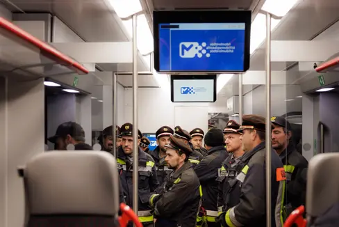 Come si aprono le porte di un treno in caso di emergenza? Che rischi comportano gli impianti elettrici? Sono due delle domande affrontate durante la formazione organizzata da STA che il 27 ottobre ha riunito a Lasa i vigili del fuoco volontari, la Croce Bianca e i medici d’emergenza della Val Venosta. (Foto: USP/STA/Ivan Brentegani)