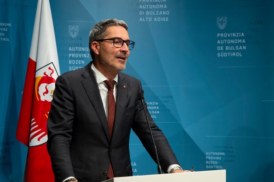 Die Landesregierung habe ihre Zustimmung zur Änderung der Finanzordnung gegeben, um den Weg für die Umsetzung der im September mit dem Staat vereinbarten Finanzvereinbarung zu ebnen, sagte Landeshauptmann Arno Kompatscher nach der Sitzung der Landesregierung. (Foto: LPA/Fabio Brucculeri)