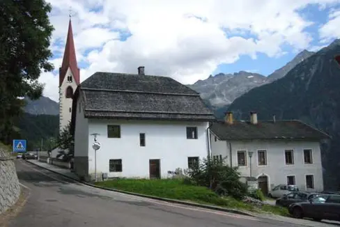 Die Landesregierung hat nun auch die alte Schule in Ahornach (rechts im Bild) unter Denkmalschutz gestellt. (Foto: LPA/Landesdenkmalamt)