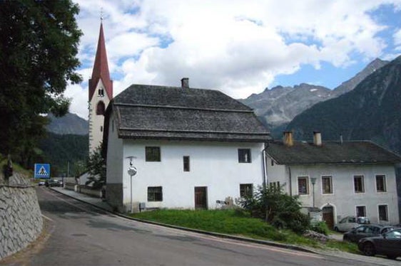 Die Landesregierung hat nun auch die alte Schule in Ahornach (rechts im Bild) unter Denkmalschutz gestellt. (Foto: LPA/Landesdenkmalamt)