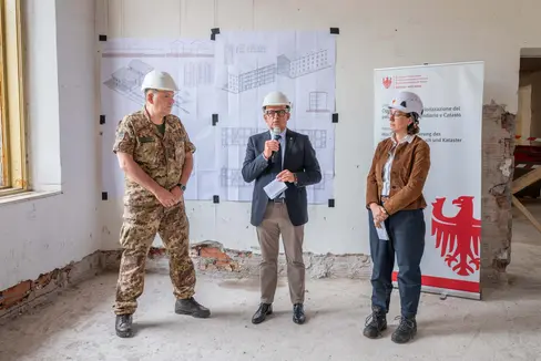 È stato avviato ufficialmente il cantiere per la riqualificazione della caserma Vittorio Veneto di Bolzano. L’intervento riguarderà la parte orientale della caserma e prevede opere di demolizione, ricostruzione e ristrutturazione per un volume complessivo di circa 63 mila metri cubi. Da sinistra a destra: il colonnello dell'Esercito Francesco Caridi, l'assessore provinciale alle Opere pubbliche Christian Bianchi e l'architetta Alessia Biotti. (Foto: USP/Greta Stuefer)