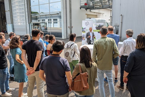 Als einen entscheidenden Schritt in Richtung einer nachhaltigen Kreislaufwirtschaft bezeichnete Umweltlandesrat Peter Brunner beim Besuchertag in der Vergärungsanlage in Lana die erfolgreiche Wiederaufbereitung von Bioabfällen. (Foto: LPA/Vera Brunetti)