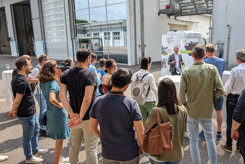 Als einen entscheidenden Schritt in Richtung einer nachhaltigen Kreislaufwirtschaft bezeichnete Umweltlandesrat Peter Brunner beim Besuchertag in der Vergärungsanlage in Lana die erfolgreiche Wiederaufbereitung von Bioabfällen. (Foto: LPA/Vera Brunetti)