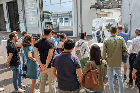 Als einen entscheidenden Schritt in Richtung einer nachhaltigen Kreislaufwirtschaft bezeichnete Umweltlandesrat Peter Brunner beim Besuchertag in der Vergärungsanlage in Lana die erfolgreiche Wiederaufbereitung von Bioabfällen. (Foto: LPA/Vera Brunetti)