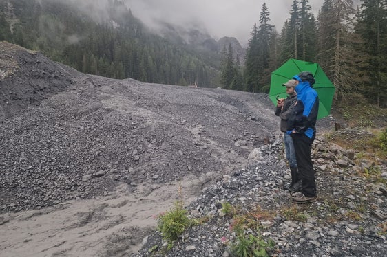 Ispezione sul posto poco dopo la colata detritica nel Rio di Plaies a Trafoi, il 20 agosto: il tecnico Julius Staffler e il caposquadra Florian Hofer. (Foto: USP/Ufficio Sistemazione bacini montani ovest dell'Agenzia per la Protezione civile)
