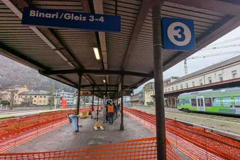 Auf den Gleisen 3 und 4 des Bozner Bahnhofs wird derzeit gearbeitet: Der Einstieg in die Züge soll erleichtert werden. (Foto: LPA/Ressort Infrastrukturen und Mobilität)