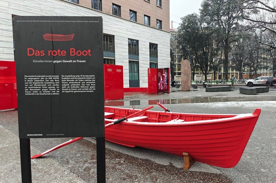 Das Rote Boot und die begleitende Ausstellung sind derzeit in Bozen zu sehen. 18 Künstlerinnen und Künstler sensibilisieren mit ihren Werken am Silvius-Magnago-Platz und im Foyer des Landhauses 2 für das Thema Gewalt gegen Frauen. (Foto: LPA/Ursula Pirchstaller)
