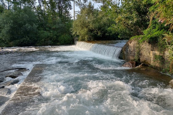 Das Landesamt für Wildbachverbauung Süd in der Agentur für Bevölkerungsschutz baut derzeit an den Konsolidierungssperren oberhalb der Pegelmessstelle Lana in der Falschauer, um einen besseren Aufstieg der Fische zu ermögliche; im Bild die Sperre in ihrem derzeitigen Zustand. (Foto: LPA/Landesamt für Wildbach- und Lawinenverbauung Süd)