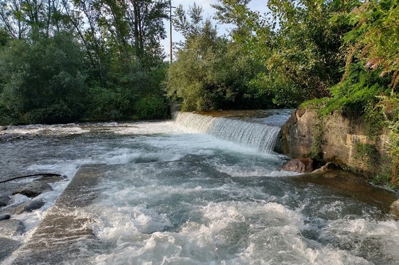 Das Landesamt für Wildbachverbauung Süd in der Agentur für Bevölkerungsschutz baut derzeit an den Konsolidierungssperren oberhalb der Pegelmessstelle Lana in der Falschauer, um einen besseren Aufstieg der Fische zu ermögliche; im Bild die Sperre in ihrem derzeitigen Zustand. (Foto: LPA/Landesamt für Wildbach- und Lawinenverbauung Süd)