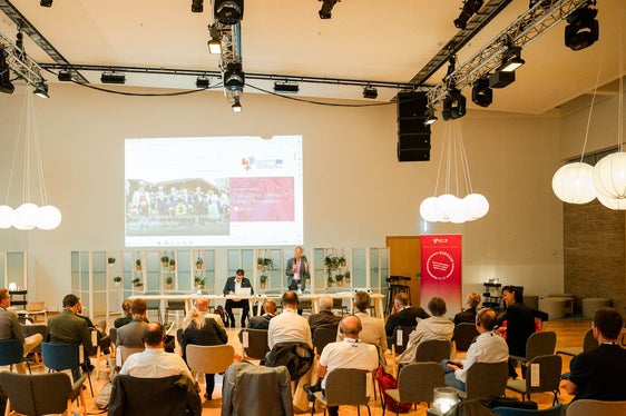 Lavori in aula: basandosi sull'“AI Act” dell'Unione europea, l'EuregioLab ha esaminato strategie e proposte di progetti comuni nell'Euregio. (Foto: EFA/Mandl)