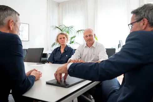 Landesrat Peter Brunner (links) und Landeshauptmann Arno Kompatscher (rechts) hörten die Anliegen von Architektin Brigitte Kauntz und Architekt Wolfgang Thaler, Vorstandsmitglieder der Kammer der Architekten. (Foto: LPA/Fabio Brucculeri)