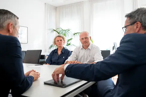 Landesrat Peter Brunner (links) und Landeshauptmann Arno Kompatscher (rechts) hörten die Anliegen von Architektin Brigitte Kauntz und Architekt Wolfgang Thaler, Vorstandsmitglieder der Kammer der Architekten. (Foto: LPA/Fabio Brucculeri)