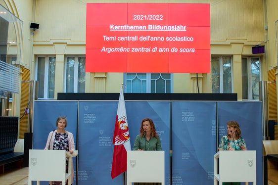 La scuola altoatesina guarda al futuro. Da sinistra: Elisabeth Baur, Sigrun Falkensteiner e Laura Bonora (Foto: ASP/Fabio Brucculeri)