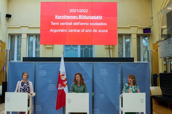 La scuola altoatesina guarda al futuro. Da sinistra: Elisabeth Baur, Sigrun Falkensteiner e Laura Bonora (Foto: ASP/Fabio Brucculeri)
